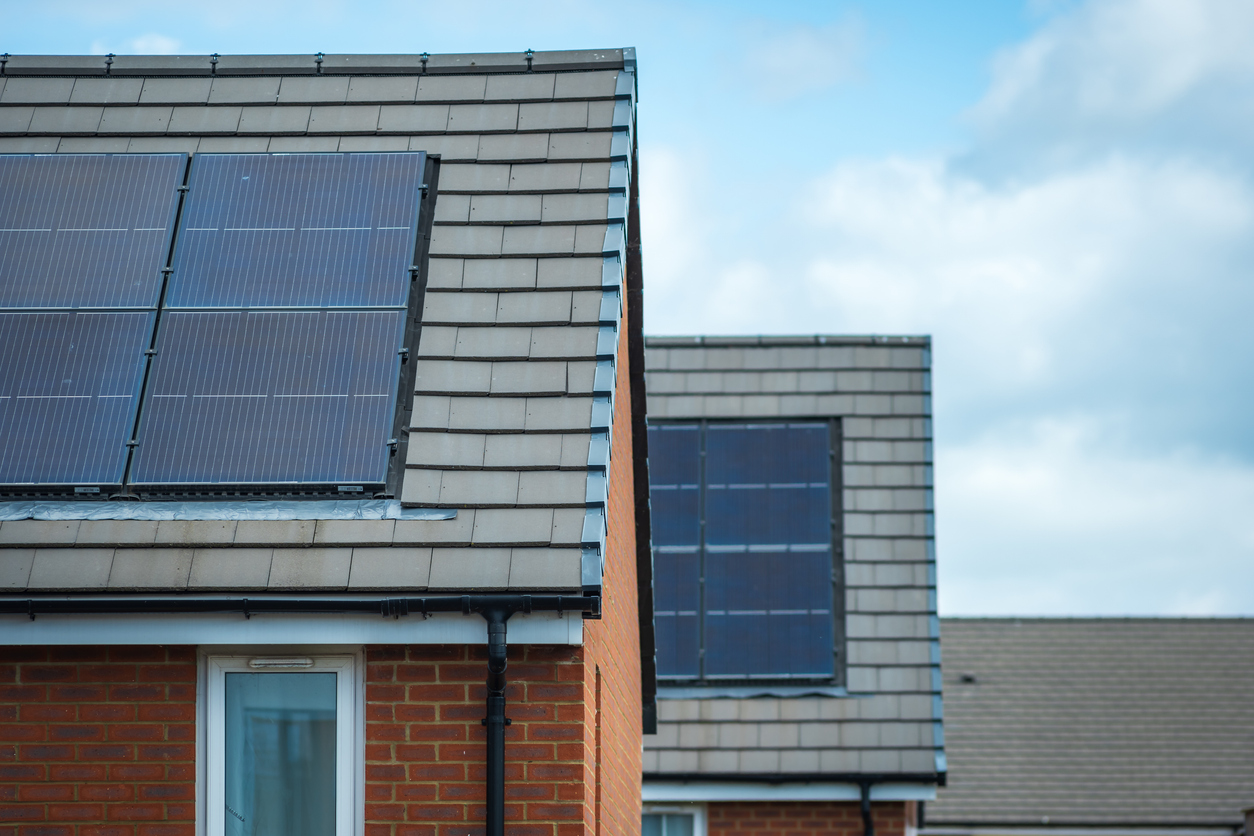solar-panels-mounted-on-the-roof-of-a-modern-new-build-house-in-england-uk