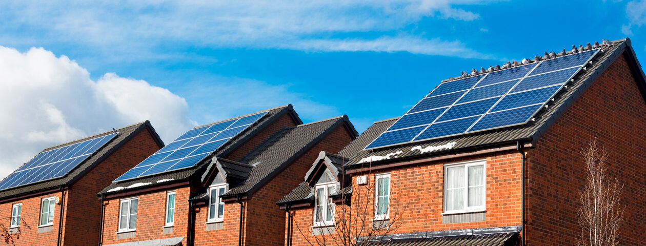 solar-panels-on-the-roof-of-an-english-new-home